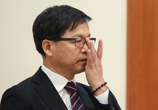 조해주 중앙선거관리위원회 위원이 24일 오후 청와대에서 문재인 대통령에게 임명장을 받기 위해 대기하고 있다. 연합뉴스