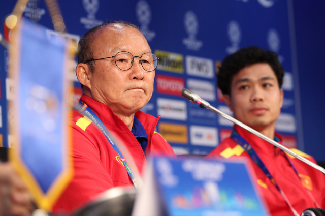 박항서 베트남 축구 국가대표팀 감독과 응우옌 꽁 푸엉이 2019 아시아축구연맹(AFC) 아시안컵 일본과의 8강전을 앞둔 23일 오후(현지 시간) 아랍에미리트 두바이 알 막툼 스타디움에서 공식 기자회견을 하고 있다. 연합뉴스