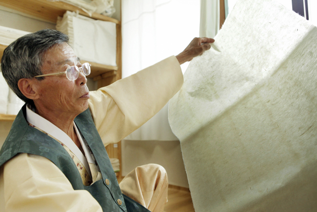 경북도 무형문화재 한지장(제23-2호)인 문경 김삼식(77) 씨가 자신이 만들고 프랑스 루브르 박물관이 매입한 문경 한지를 살펴보고 있다. 문경시 제공