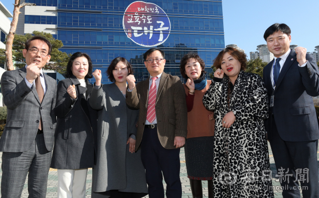 왼쪽부터 윤일현 지성학원 진학실장, 박수영 대구여고 학부모 2학년 대표, 곽정혜 대구고등학교 학부모 부회장, 도규태 대구시진로진학지원단장, 권오영 대구시학부모연합회 상임대표, 이상은 대건고등학교 학부모, 예용대 대구시교육청 장학사. 정운철 기자 woon@imaeil.com