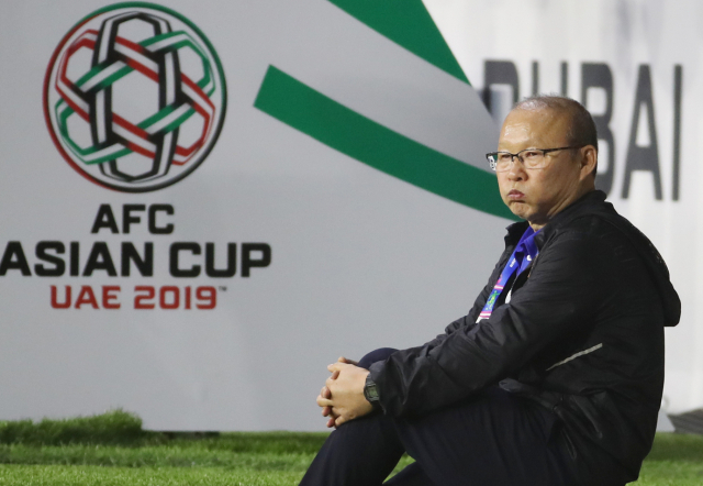 24일 오후(현지시간) 아랍에미리트 두바이 알 막툼 경기장에서 열린 2019 아시아축구연맹(AFC)아시안컵 베트남과 일본의 8강전에서 박항서 감독이 실점한 뒤 아쉬워하고 있다. 연합뉴스