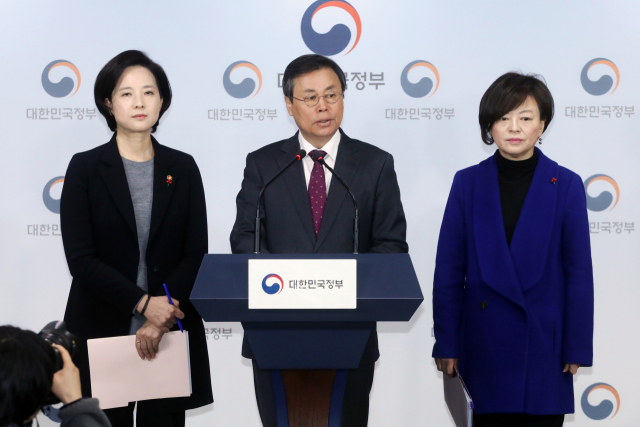 도종환 문체부 장관이 25일 오전 정부서울청사에서 성폭력 등 체육계 비리 근절대책 합동브리핑을 하고 있다. 왼쪽부터 유은혜 교육부 장관, 도종환 문체부 장관, 진선미 여가부 장관. 연합뉴스