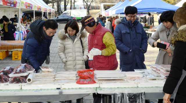 설 명절을 앞두고 대구경북 우수 농특산물을 시중보다 10~30% 저렴하게 판매하는 직거래장터가 열린다. 사진은 2018년 대구시청 별관에서 열린 직거래장터. 매일신문 DB