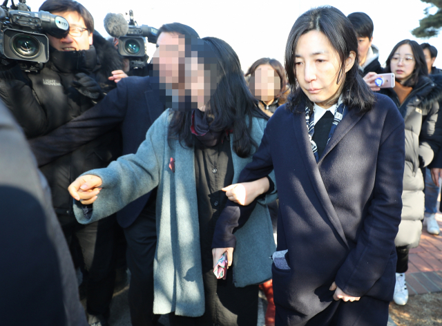 회삿돈 약 50억원을 횡령한 혐의를 받는 삼양식품 김정수 사장이 25일 오전 서울 도봉구 서울북부지방법원에서 열린 선고 공판을 마친 뒤 건물을 나서고 있다. 삼양식품 전인장 회장과 부인인 김정수 사장은 2008년부터 2017년 9월까지 삼양식품이 계열사로부터 납품받은 포장 박스와 식품 재료 중 일부를 자신들이 설립한 페이퍼컴퍼니로부터 납품받은 것처럼 꾸며 총 50억 원을 빼돌린 혐의로 재판에 넘겨졌다. 이날 전 회장은 징역 3년, 김 사장은 징역 2년에 집행유예 3년을 선고 받았다. 연합뉴스
