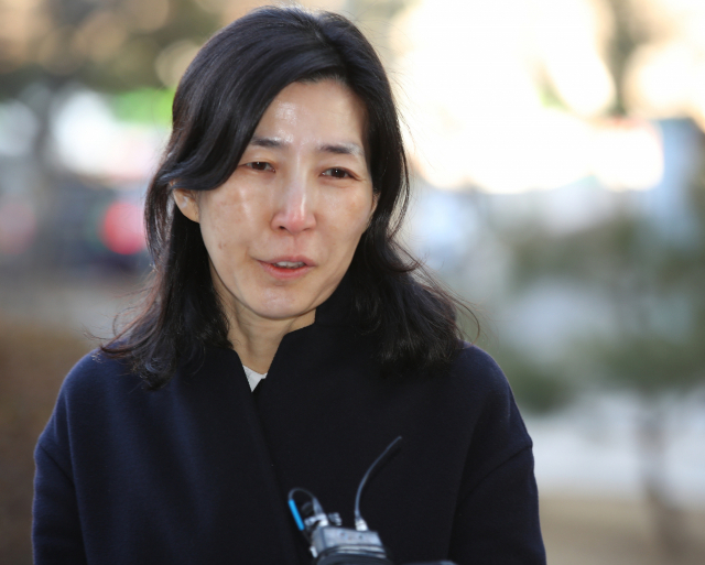 회삿돈 약 50억원을 횡령한 혐의를 받는 삼양식품 김정수 사장이 25일 오전 서울 도봉구 서울북부지방법원에서 열린 선고 공판에 출석하고 있다. 이날 삼양식품 전인장 회장은 징역 3년 실형을 선고받고 법정 구석됐으며, 부인인 김 사장은 징역 2년에 집행유예 3년을 선고 받았다. 연합뉴스