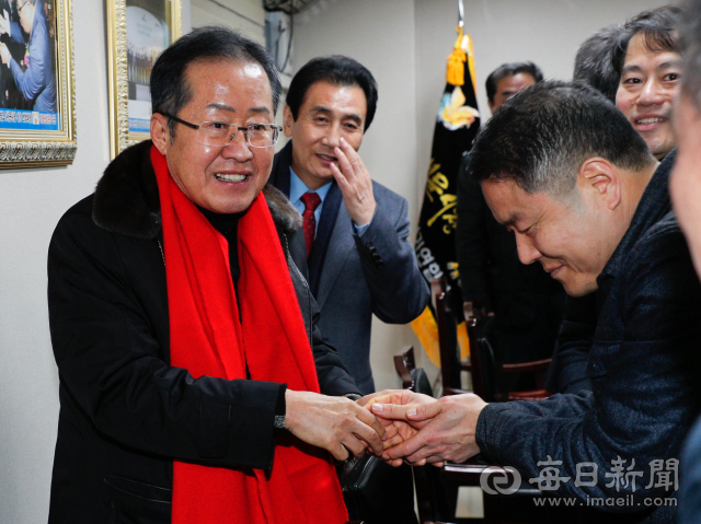 25일 대구 서문시장을 찾은 홍준표 자유한국당 전 대표가 서문시장상인연합회 관계자들과 인사하고 있다. 우태욱 기자 woo@imaeil.com