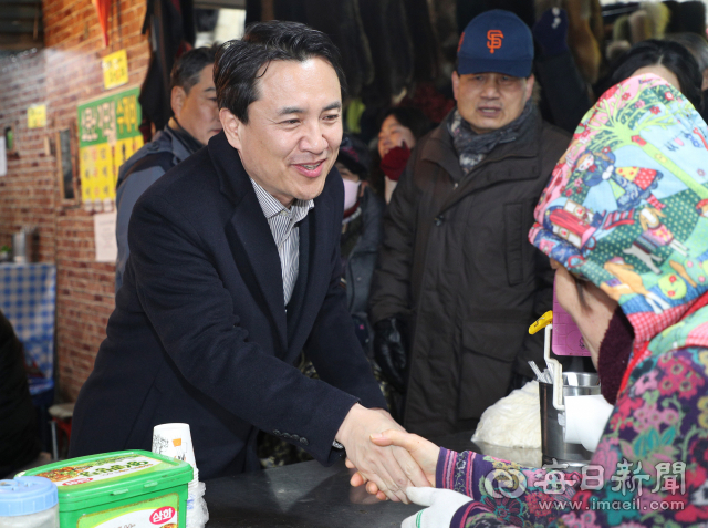 김진태(왼쪽) 자유한국당 국회의원이 25일 대구 서문시장을 찾아 상인들과 인사를 나누고 있다. 성일권 기자 sungig@imaeil.com