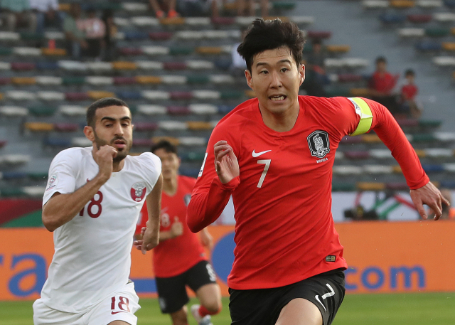 25일 오후(현지시간) 아랍에미리트 아부다비 자예드 스포츠시티 스타디움에서 열린 2019 아시아축구연맹(AFC)아시안컵 8강전 한국과 카타르와의 경기에서 전반 손흥민이 전력질주를 하고 있다. 연합뉴스