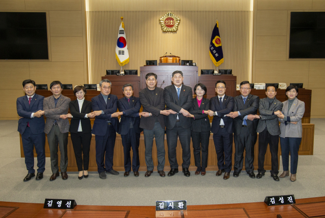 경북도의회가 지난해 초 개원 이래 처음으로 교섭단체 구성을 마무리하면서 장경식 도의장과 각 단체 대표단이 본회의장에서 기념사진을 찍고 있다. 매일신문DB