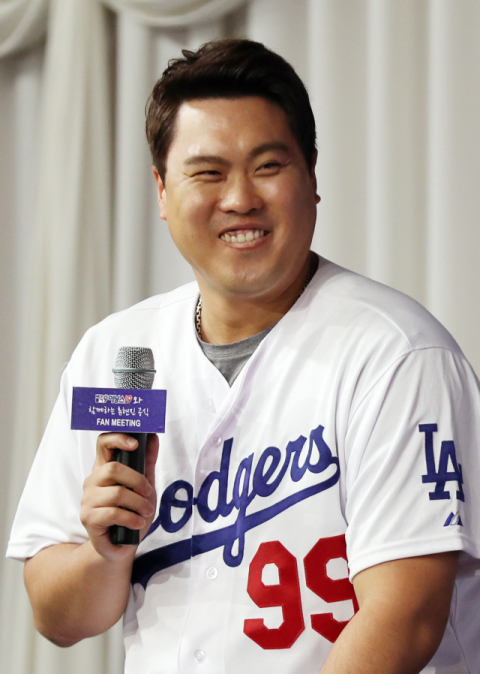 류현진이 27일 오후 서울 강남구 리베라호텔에서 열린 팬 미팅에서 환하게 웃고 있다. 연합뉴스