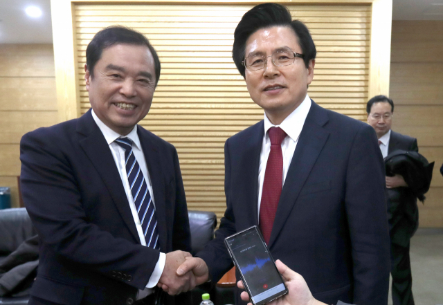 자유한국당 김병준 비상대책위원장이 25일 오후 경남 창원시 의창구 창원컨벤션센터에서 열린 