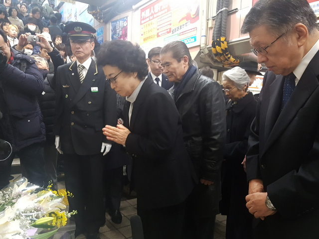 26일 오후 도쿄 신오쿠보역에서 일본 지하철 선로에 떨어진 취객을 구하려다 숨진 고 이수현 씨의 어머니 신윤찬 씨가 두 손 모아 아들의 명복을 빌고 있다. 연합뉴스