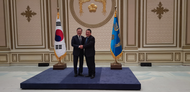 문재인 대통령(왼쪽)이 지난 25일 청와대에서 열린 더불어민주당 전국 지역위원장 오찬 행사에서 이승천 대구 동을 지역위원장과 기념 촬영을 하고 있다. 매일신문