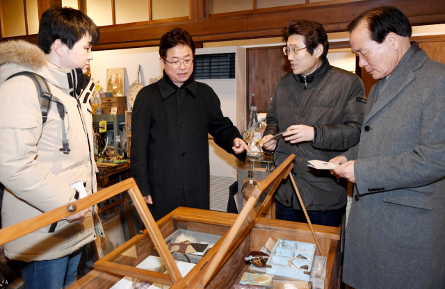 이철우 경북도지사(왼쪽 두 번째)와 김주수 의성군수(오른쪽) 등 경북도 일본 방문단이 27일 오사카 카라호리에서 목조가옥 빈집을 리모델링해 재활용한 현장을 살펴보고 있다. 경북도 제공