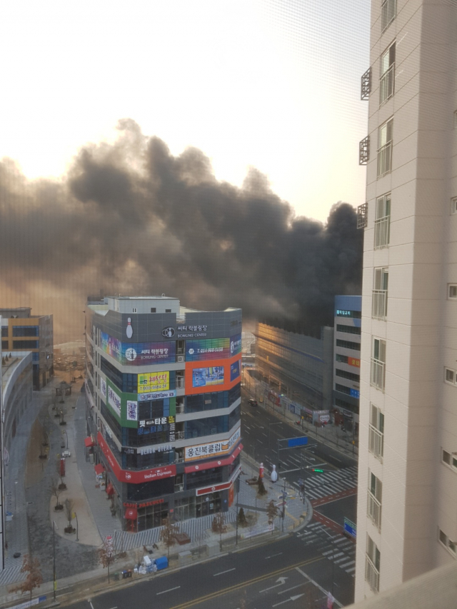 28일 오전 8시 19분쯤 경북도청 신도시 내 신축 건물 공사장에서 화재가 발생해 검은 연기가 주변으로 퍼지고 있다. 독자 제공