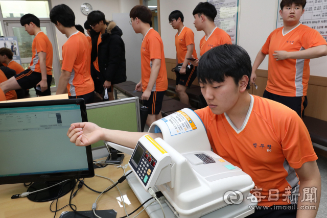 대구경북병무청 신체검사장에서 한 병역 의무자가 혈압 측정을 하고 있다. 매일신문DB