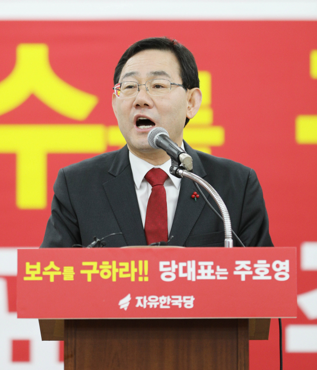 자유한국당 주호영 의원이 28일 오전 한국당 대구시당에서 전당대회 당대표 출마와 관련해 기자회견을 갖고 있다. 김영진 기자 kyjmaeil@imaeil.com