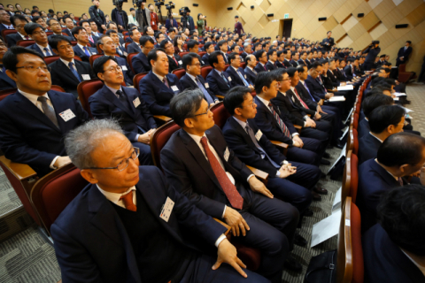 28일 세종시 정부세종2청사 국세청에서 열린 2019년 전국세무관서장회의에서 관서장들이 홍남기 경제부총리 겸 기획재정부 장관의 인사말을 듣고 있다. 연합뉴스