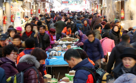 소상공인진흥공단은 전통시장의 설 장보기 비용이 대형마트보다 18.6% 저렴한 것으로 나타났다고 밝혔다. 설을 앞두고 전통시장이 시민과 상인들로 붐비고 있다. 연합뉴스