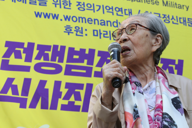 일본군 위안부 피해자인 김복동(93) 할머니가 28일 오후 10시 41분 서울 서대문구 신촌 세브란스병원에서 별세했다. 사진은 지난해 10월 3일 제1355차 정기수요집회에 참가해 발언하는 김복동 할머니 모습. 연합뉴스