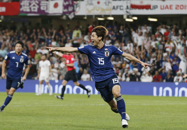 28일(현지시간) 아랍에미리트(UAE) 알아인의 하자 빈 자예드 경기장에서 열린 2019 아시아축구연맹(AFC) 아시안컵 준결승 이란과의 경기 후반전에 선제골을 성공시킨 일본의 오사코 유야가 환호하며 그라운드를 누비고 있다. 연합뉴스