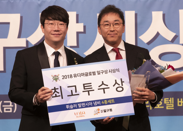 7일 오전 서울 리베라호텔에서 열린 2018 유디아 글로벌 일구상 시상식에서 최고 투수상을 수상한 한화 정우람이 시상자 기아 양현종과 함께 기념촬영을 하고 있다. 연합뉴스
