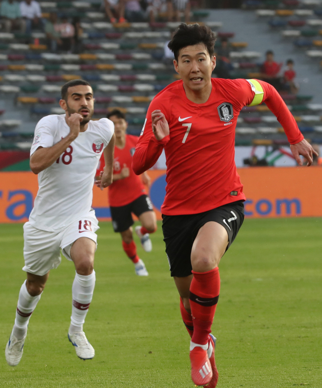 지난해 1월 아랍에미리트 아부다비 자예드 스포츠시티 스타디움에서 열린 2019 아시아축구연맹(AFC)아시안컵 8강전 한국과 카타르와의 경기에서 전반 손흥민이 전력질주를 하고 있다. 연합뉴스