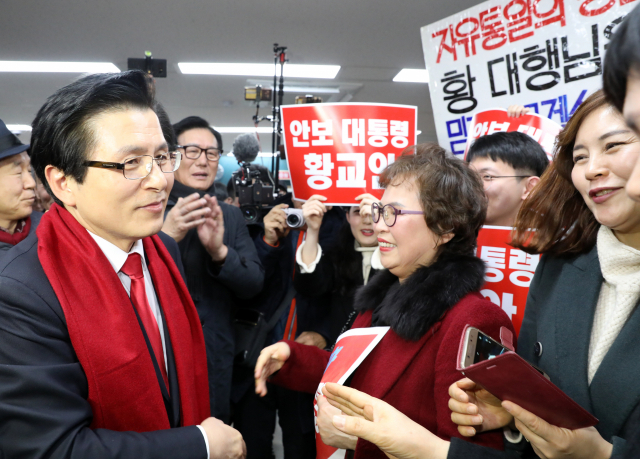 황교안 전 국무총리가 29일 오전 서울 영등포구 자유한국당 중앙당사에서 전당대회 당 대표 출마를 선언 후 지지자들과 인사하고 있다. 연합뉴스
