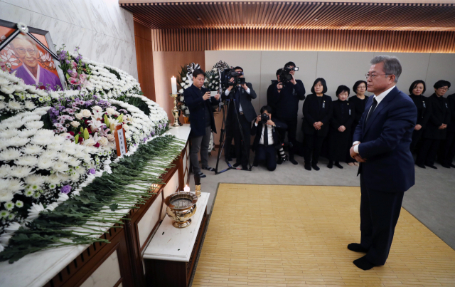 문재인 대통령이 29일 오후 서울 서대문구 세브란스 병원 장례식장 특실에 마련된 일본군 위안부 피해자 고 김복동 할머니 빈소를 찾아 조문하고 있다. 연합뉴스