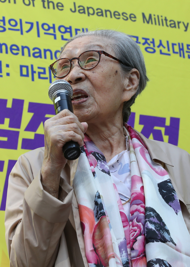 일본군 위안부 피해자인 김복동(93) 할머니가 28일 오후 10시 41분 서울 서대문구 신촌 세브란스병원에서 별세했다. 사진은 지난해 10월 3일 제1355차 정기수요집회에 참가해 발언하는 김복동 할머니 모습. 연합뉴스