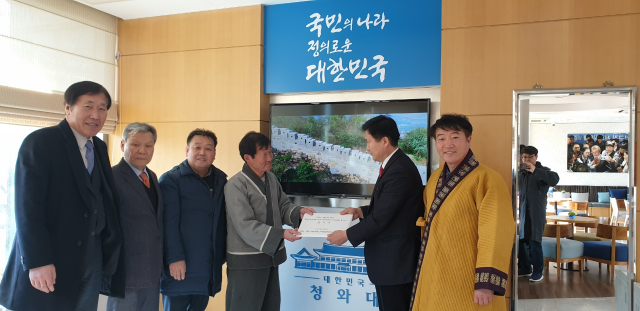 경주 방형대좌 석조여래좌상 경주 반환 민관추진위원회가 29일 오후 청와대를 방문해 보물 제1977호인 통일신라시대 석불좌상의 귀향을 촉구하는 탄원서를 전달했다. 경주 방형대좌 석조여래좌상 경주반환 민관추진위원회 제공
