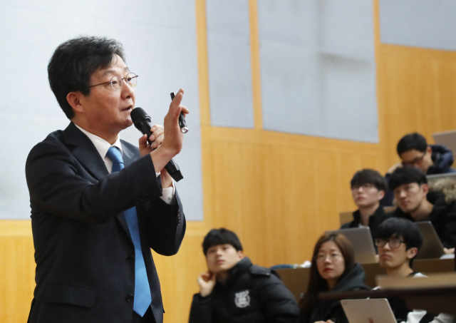 바른미래당 유승민 의원이 지난해 12월 7일 오전 서울대에서 IMF 이후의 한국경제에 대해 강연하고 있다. 연합뉴스