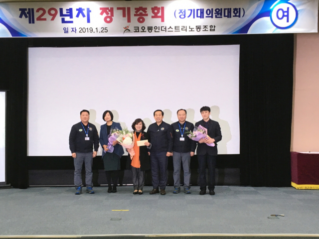 ㈜코오롱인더스트리 장희구 대표이사(왼쪽 네번 째), 김연상 노조위원장(왼쪽 첫번 째), 김성중 구미공장장(왼쪽 다섯번 째)이 구미지역 복지단체에 기부금을 전달하고 있다. 경상북도 장애인부모회 제공