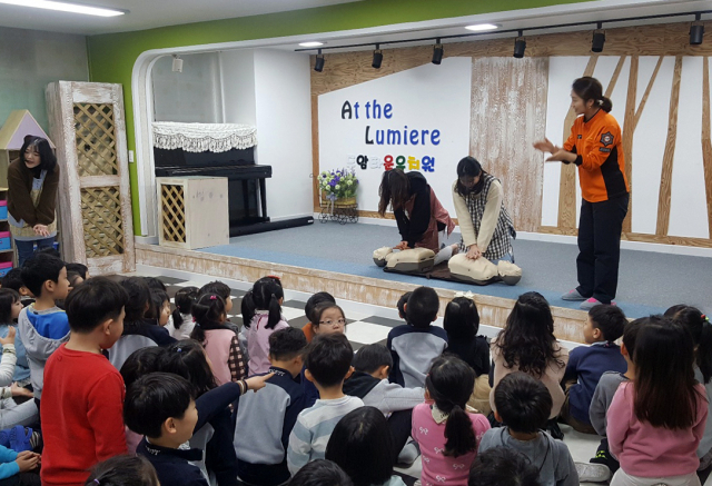 18일 광주 동구 한 유치원에서 소방대원이 안전교육을 하고 있다. 동부소방서는 어린이 맞춤형으로 화재 시 피난 방법과 119 신고요령, 돌봄 교사를 대상으로 한 유아 하임리히법 및 심폐소생술 등을 교육했다. 연합뉴스