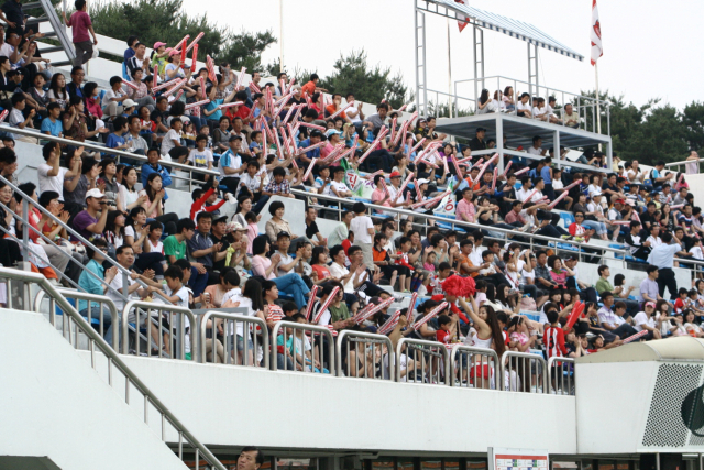 상주는 유일하게 프로구단인 상주상무 축구단을 운영하는 등 지역민의 축구열기가 뜨겁다. 사진은 상주상무 홈경기장에 응원을 펼치고 있는 상주시민들의 모습. 상주시 제공