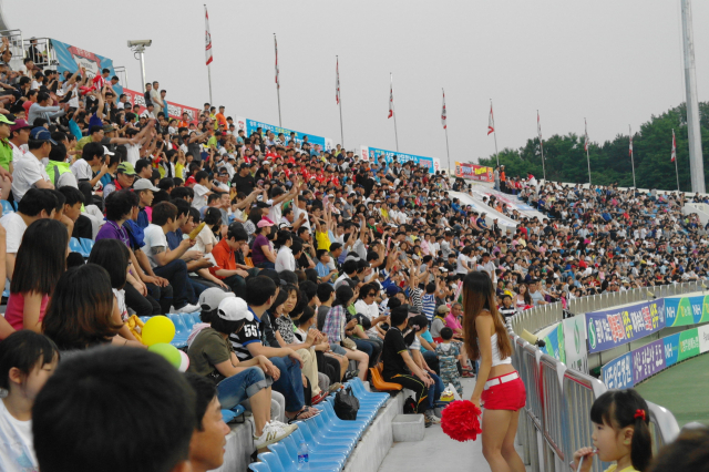 상주는 유일하게 프로구단인 상주상무 축구단을 운영하는 등 지역민의 축구열기가 뜨겁다. 사진은 상주상무 홈경기장에 운집한 상주시민들 상주시 제공