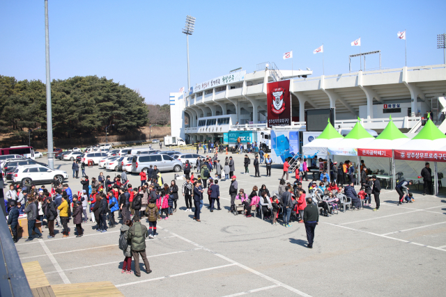 상주는 유일하게 프로구단인 상주상무 축구단을 운영하는 등 지역민의 축구열기가 뜨겁다. 사진은 상주상무 홈경기에 앞서 시민들이 줄을 서서 사전 매표를 하고 있다. 상주시 제공