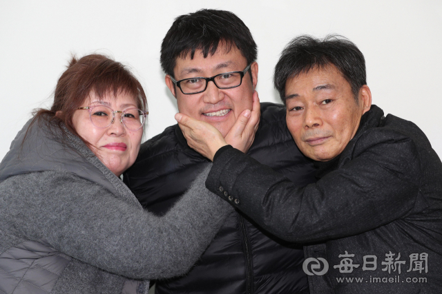 대구에 사는 김진호(61) 씨 부부가 30일 대구지방경찰청에서 3살 때 잃어버린 아들 김태형(가운데, 미국명 조슈아 라이스) 씨를 38년 만에 극적으로 상봉하고 있다. 정운철 기자 woon@imaeil.com