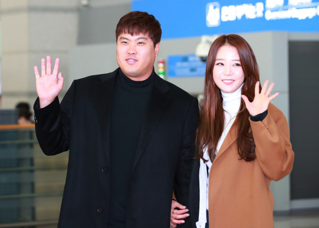 미국 메이저리그 LA 다저스 류현진이 30일 오후 인천국제공항 1터미널에서 미국으로 출국하며 아내 배지현 씨와 함께 인사하고 있다. 연합뉴스