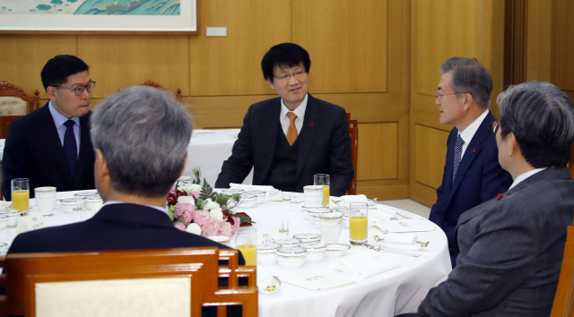 문재인 대통령이 30일 오후 청와대에서 이제민 국민경제자문회의 신임 부의장, 이정동 경제과학특별보좌관과 오찬 간담회를 하고 있다. 왼쪽부터 이 경제과학특보, 김수현 정책실장, 이 부의장, 문 대통령, 노영민 비서실장. 연합뉴스