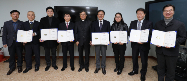 매일신문 제18기 독자위원회가 30일 첫 회의를 갖고 본격적인 활동에 들어갔다. 김해용 매일신문 편집국장(왼쪽부터), 배병일 위원, 이원호 위원, 정중규 위원, 이상택 매일신문 사장, 이용두 위원장, 강정영 위원, 박경수 위원, 홍원표 위원. 김영진 기자 kyjmaeil@imaeil.com