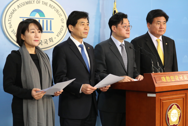 더불어민주당 이재정(왼쪽부터), 김민기, 홍익표, 소병훈 국회 행안위 소속 의원들이 30일 오전 국회 정론관에서 현안 브리핑 중 자유한국당은 국회 일정 보이콧을 중단하라며 발언하고 있다. 연합뉴스