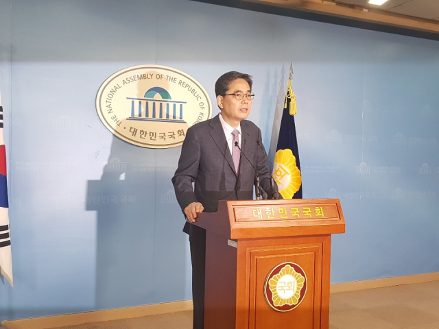 곽상도 자유한국당 국회의원이 30일 오후 국회 정론관에서 기자회견을 하는 모습. 곽상도 의원실 제공