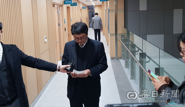 30일 예천군의회 윤리특별위원회 마지막 3차 회의를 마치고 나온 조동인 윤리특별위원회 위원장(군의원)이 징계 대상자인 박종철 군의원과 권도식 군의원, 이형식 군의원 등 3명에 대한 징계 결정을 발표하고 있다.윤영민 기자