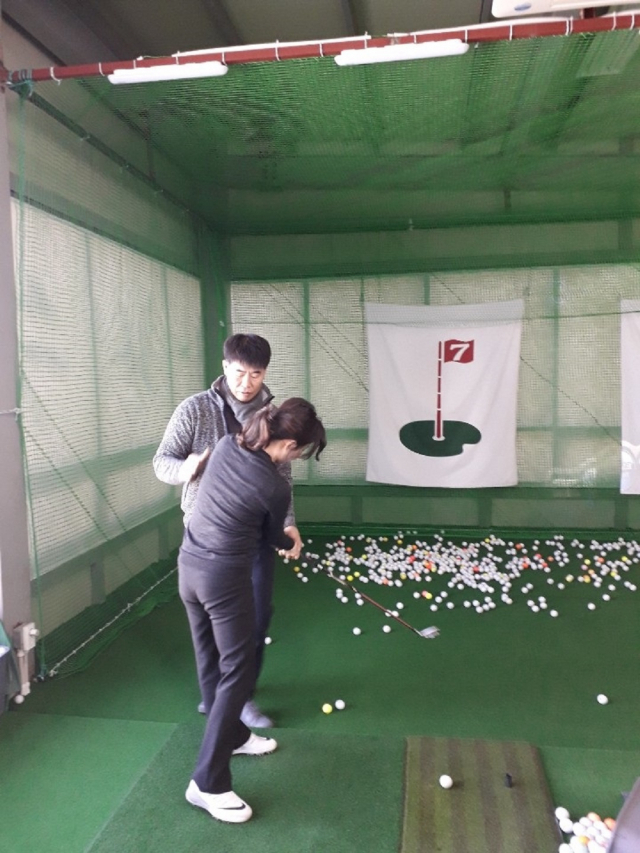 황환수 프로의 임팩트훈련연구소에서 자신의 스윙의 교정받는 한 여성 골프. 황환수 프로의 임팩트훈련소 제공