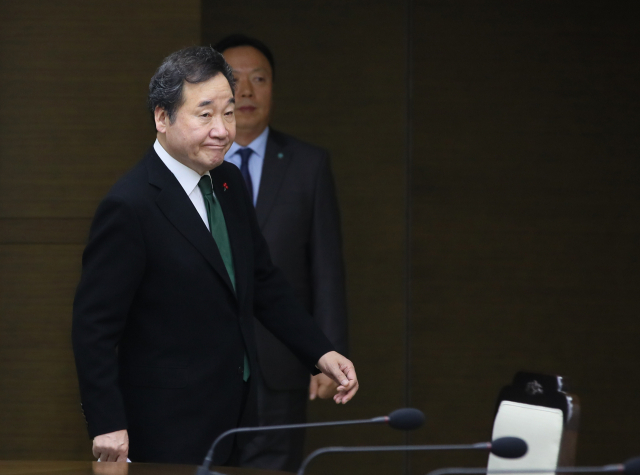 이낙연 국무총리가 31일 세종시 정부세종청사에서 열린 국정현안점검 조정회의에 입장하고 있다. 연합뉴스
