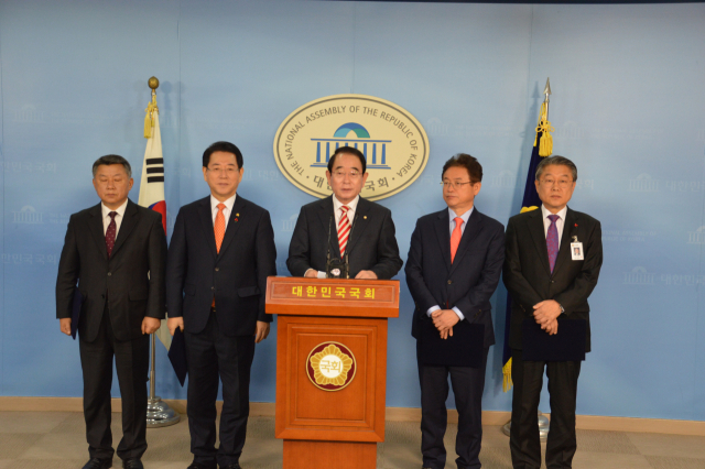 31일 오전 국회 정론관에서 박명재 자유한국당 국회의원이 지역경제 활성화 및 재정격차 완화를 위한 지역발전균형협의체 공동건의문을 낭독하고 있다. 왼쪽부터 장석춘 의원, 김영록 전라남도지사, 박명재 의원, 이철우 경북도지사, 이승호 대구광역시 경제부시장. 박명재 의원실 제공