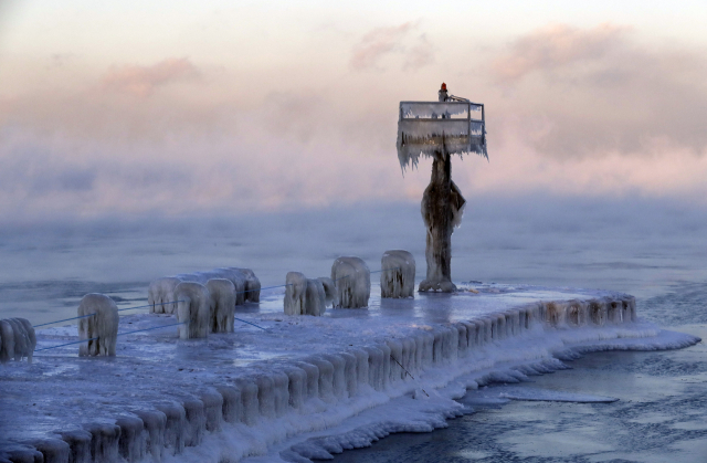북극 소용돌이(polar vortex) 남하로 인해 미국 중북부 지역에 사상 유례없는 한파가 닥친 가운데 30일(현지시간) 일리노이주 시카고 인근 미시간호의 한 항구 등대가 얼음에 뒤덮여 있다. 이날 미국 3대 도시인 시카고의 최저 기온은 섭씨 영하 32도로 측정됐다. 현지 방송은 극소용돌이 바람 때문에 체감온도는 섭씨 영하 45도까지 떨어졌다고 전했다. 연합뉴스