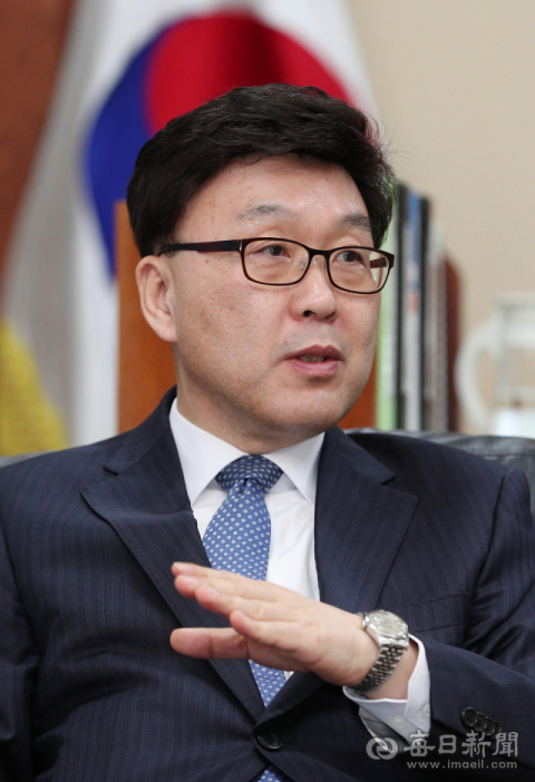 사공영진 대구고법원장은 누구? 1958년 군위에서 태어난 사공영진 대구고법원장은 경북고, 서울대 법대를 졸업하고 1985년 대구지법 판사로 임관했다. 지난 2012년 청주지법원장으로 재직한 2년을 제외하면 줄곧 대구에서 법관 생활을 보냈고 대구지법 수석부장판사, 대구가정법원장 등을 역임했다. 지난 2014년에는 차한성 대법관 후임 후보로 추천되기도 했다. 정운철 기자 woon@imaeil.com