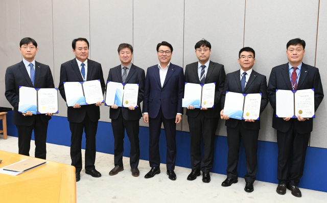 포스코가 신설한 기업시민봉사상 수상단체 참가자들이 기념촬영을 하고 있다. 포스코 제공